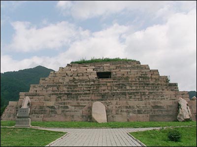 장군총. 장군은 이제 47년째 불안한 셋방에서 분단의 아픔을 보고 있다. 